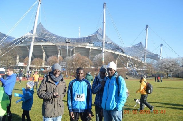 Vier Flüchtlinge aus dem Senegal mit Stolz und Ehrgeiz beim Silvesterlauf