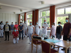 Karlsfelder Restaurant spendet Essen an Pflegeheim-Mitarbeiter