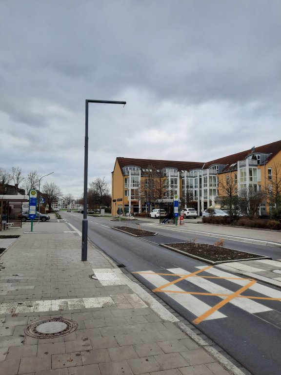 Fußgängerüberweg über die Allacher Straße in Höhe der evangelischen Kirche