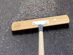 Straßenkehricht bitte in die Restmülltonne