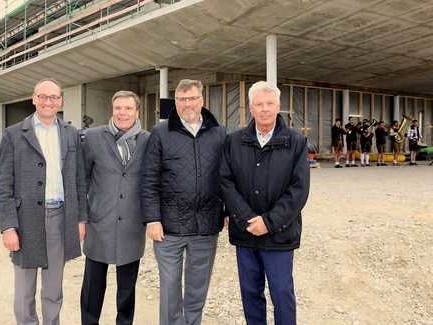 Glück und Segen für den Neubau: Richtfest am Gymnasium Karlsfeld