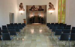 Friedhof Karlsfeld: Neue Stühle in der Aussegnungshalle Friedhof Karlsfeld: Neue Stühle in der Aussegnungshalle