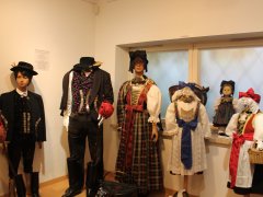 Gelungener Auftakt zur neuen Sonderausstellung „Statussymbol Trachtenschmuck“ des Heimatmuseums
