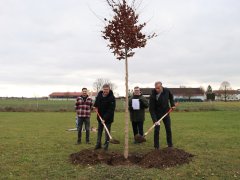 Acht neue Bäume für das Naherholungsgebiet Waldschwaigsee Acht neue Bäume für das Naherholungsgebiet Waldschwaigsee