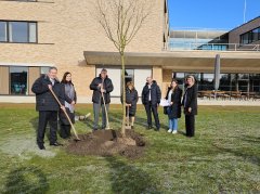 Landkreis Dachau widmet Charlotte Knobloch einen Baum am neuen Gymnasium in Karlsfeld Landkreis Dachau widmet Charlotte Knobloch einen Baum am neuen Gymnasium in Karlsfeld
