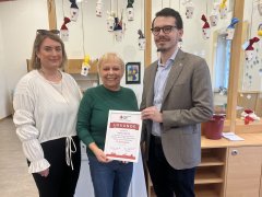 Ingrid Odierna wird für 25 Jahre Dienstjubiläum im BRK-Kinderhaus „Mooshüpfer“ geehrt